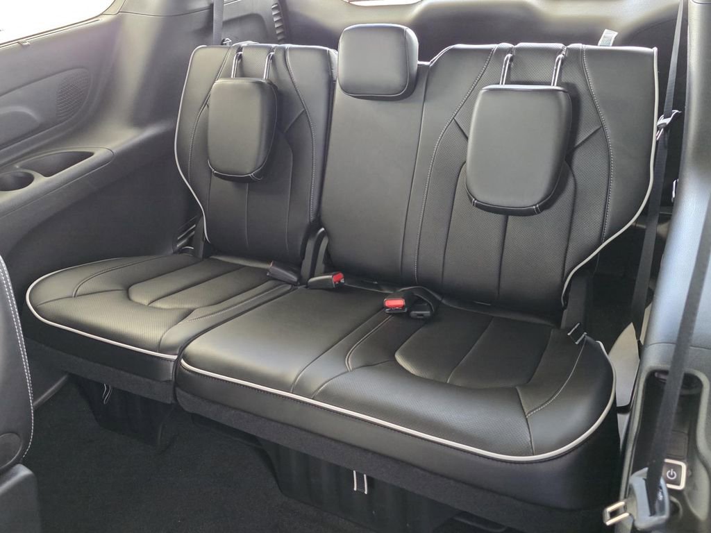 New 2026 Chrysler Pacifica Limited w/ Uconnect Theater Family Group image 18