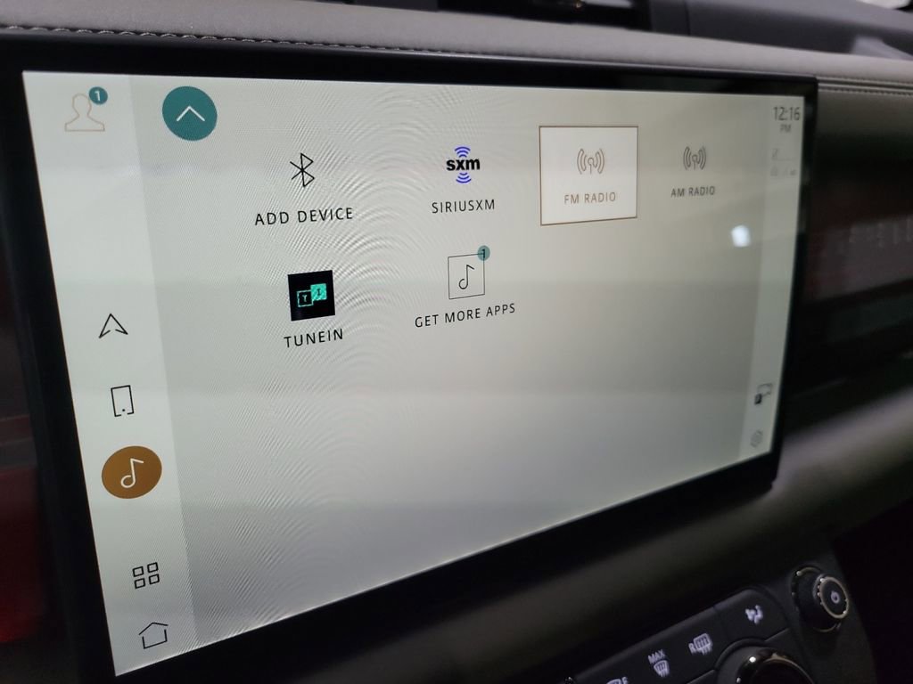 Used 2025 Land Rover Defender 110 image 32