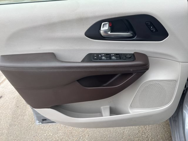 Used 2020 Chrysler Pacifica Touring-L Plus FWD image 9