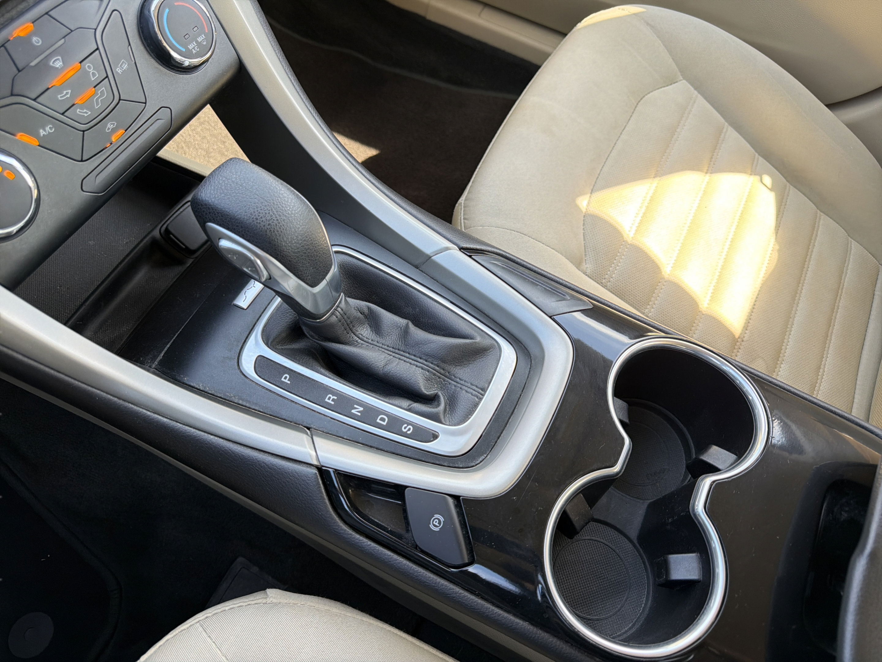 Used 2015 Ford Fusion SE FWD image 14