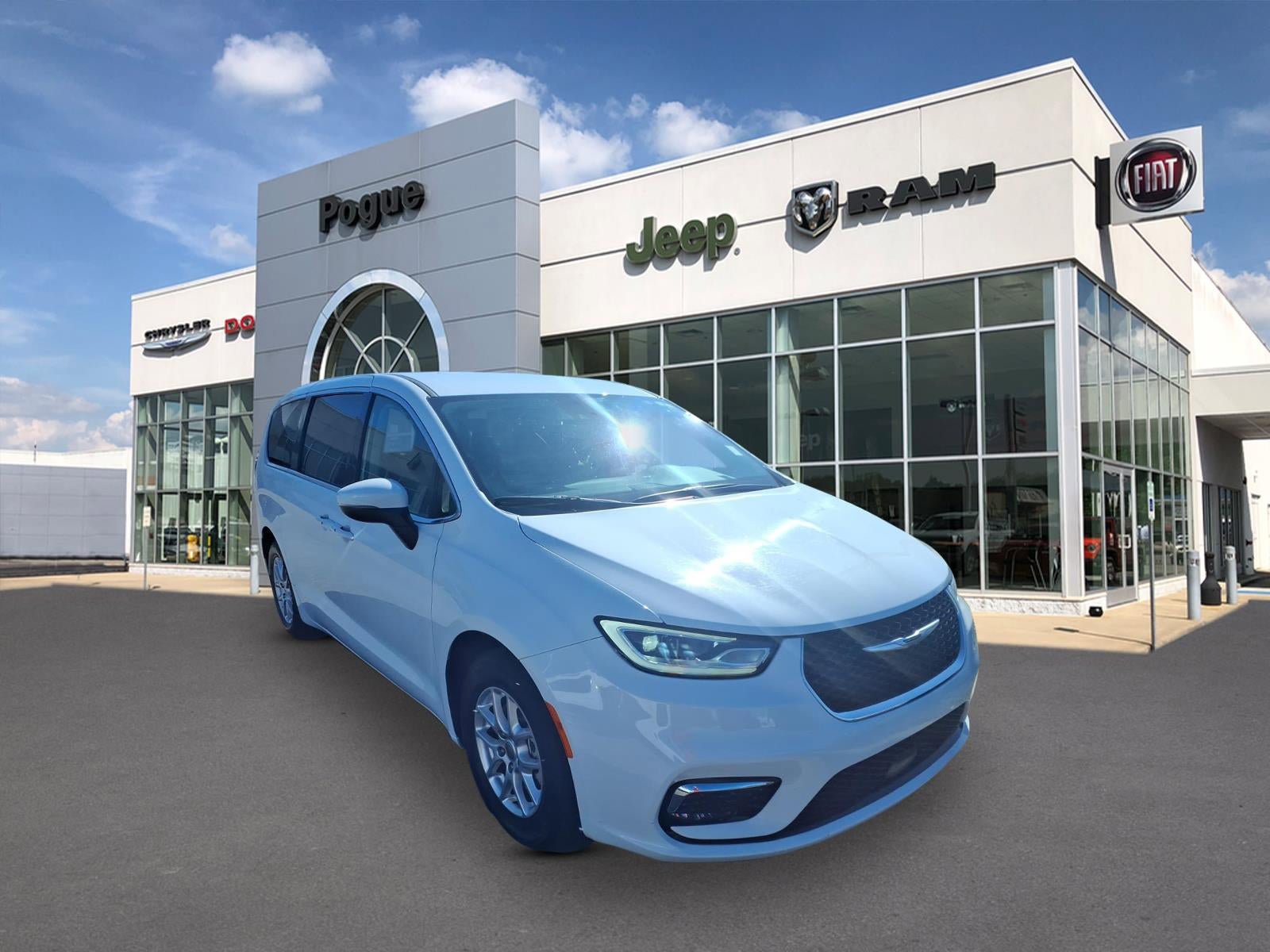 Used 2023 Chrysler Pacifica Touring-L FWD image 1