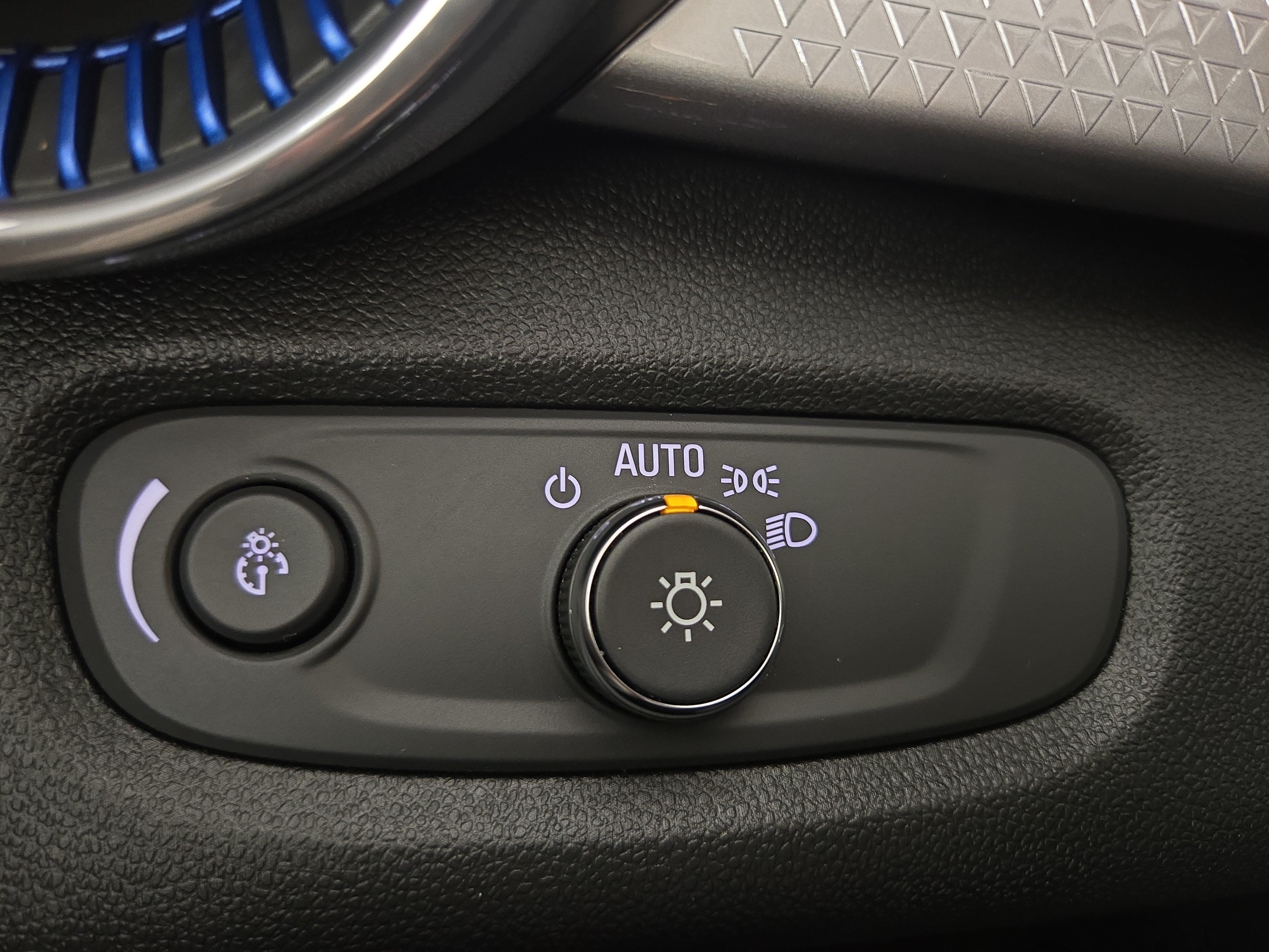 Certified 2025 Chevrolet Trax LT FWD image 24