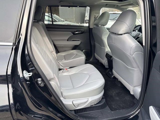 Used 2026 Toyota Highlander XLE image 11