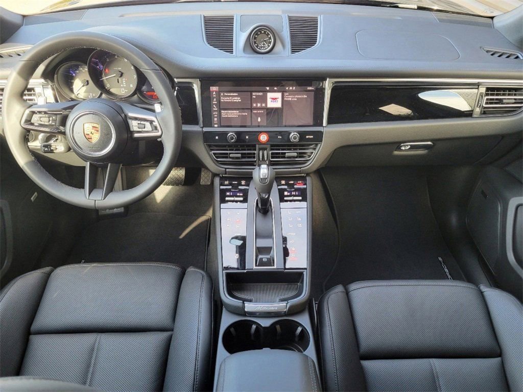 Certified 2025 Porsche Macan image 13