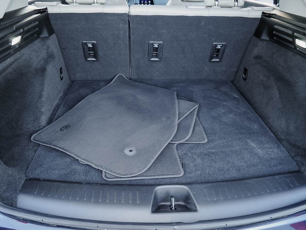 Used 2023 Cadillac XT4 Luxury w/ Cold Weather Package image 9