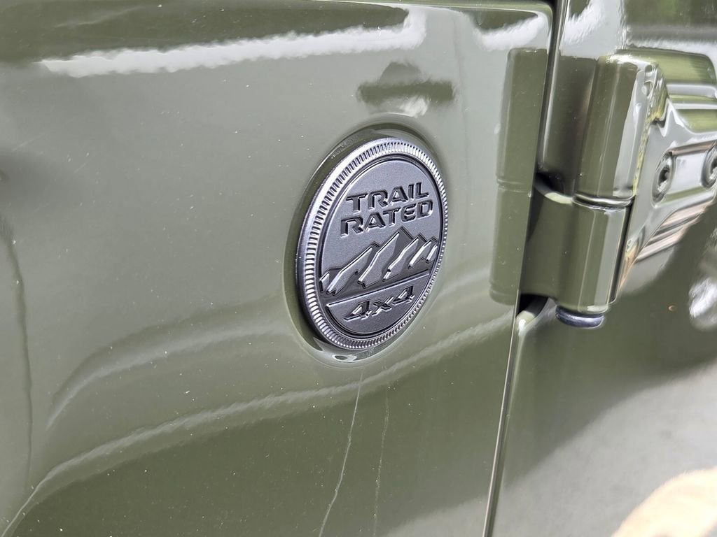 Used 2023 Jeep Gladiator Sport AWD/4WD image 6