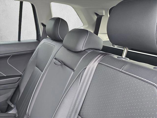 Used 2024 Volkswagen Tiguan SE w/ Panoramic Sunroof Package image 19