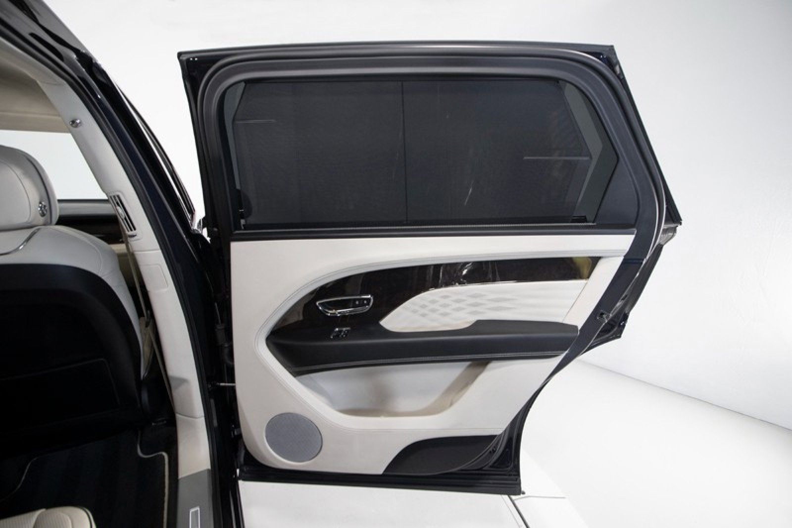 Used 2023 Bentley Bentayga Extended Wheelbase image 59