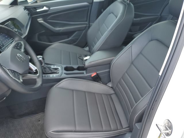 Certified 2024 Volkswagen Jetta SE w/ Panoramic Sunroof Package FWD image 17