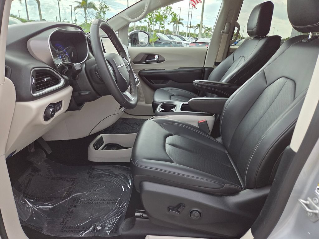 Used 2024 Chrysler Pacifica Touring-L FWD image 32