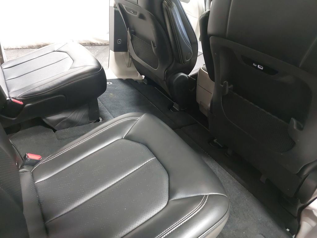 Used 2024 Chrysler Pacifica Touring-L image 11