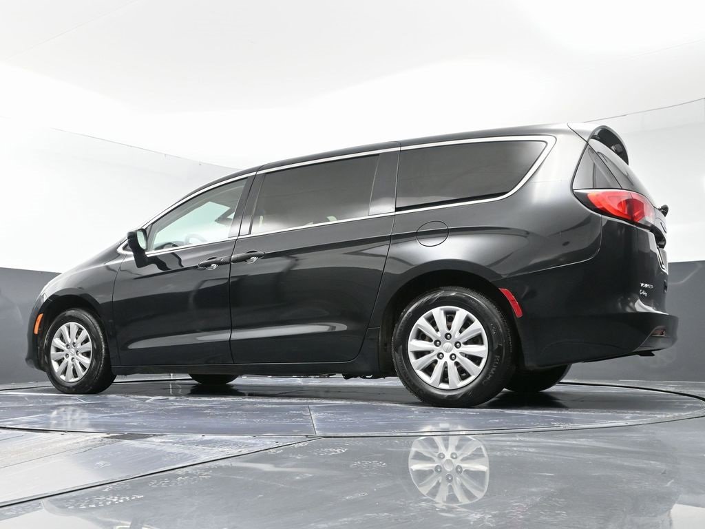Used 2020 Chrysler Voyager L image 49