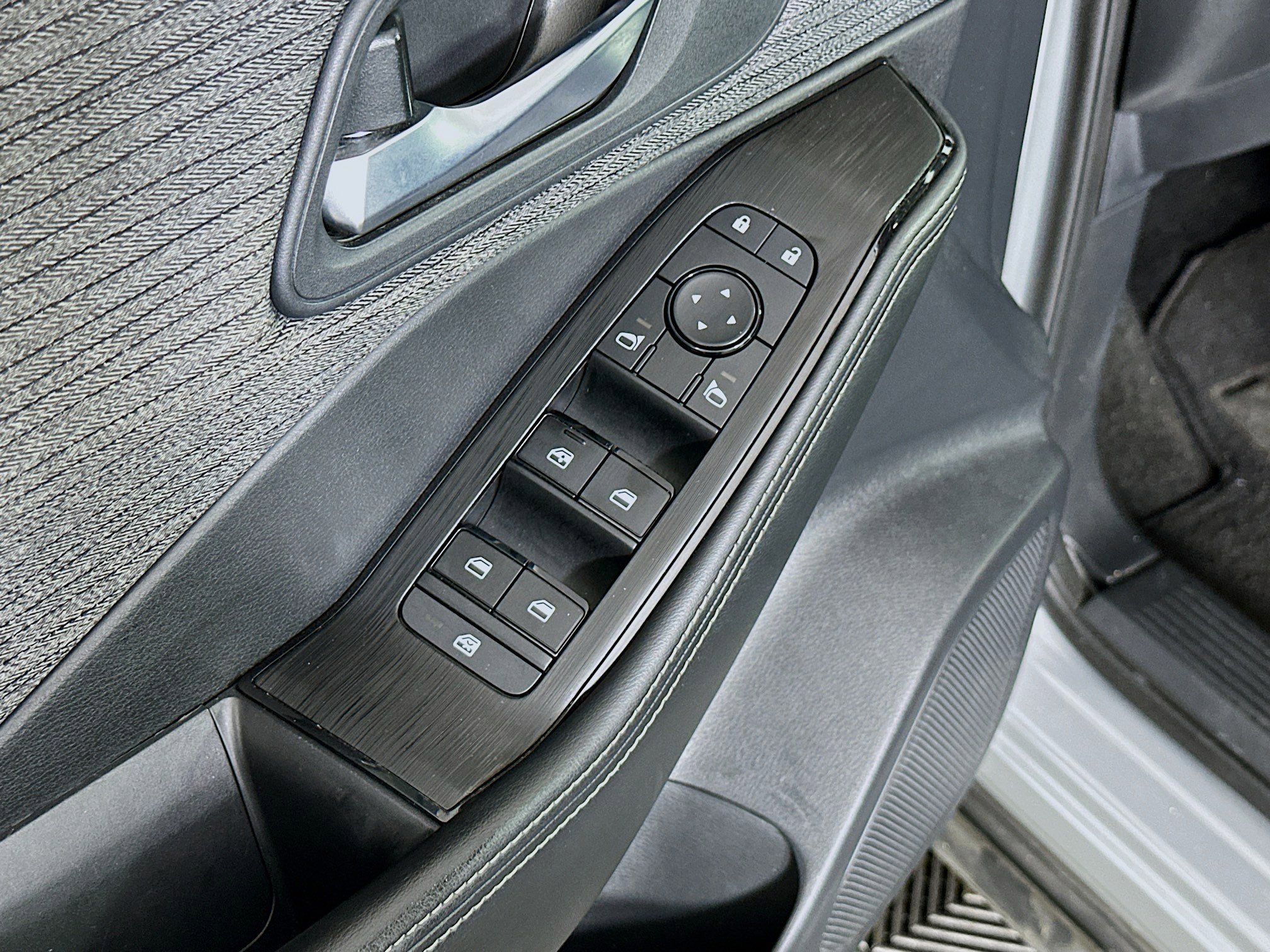 Used 2021 Nissan Rogue SV image 15