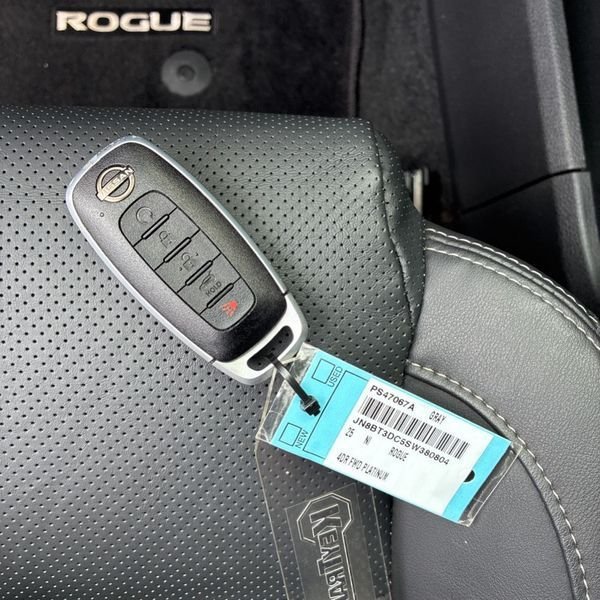 Used 2025 Nissan Rogue Platinum w/ Tech Package FWD image 17