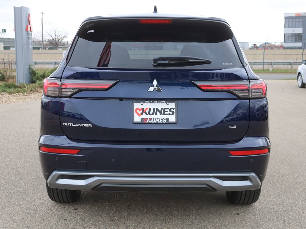New 2025 Mitsubishi Outlander SE image 8