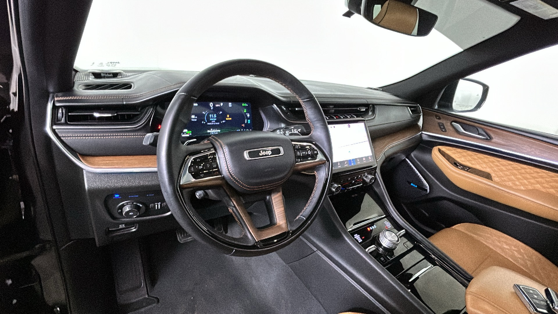 Used 2023 Jeep Grand Cherokee Summit AWD/4WD image 16