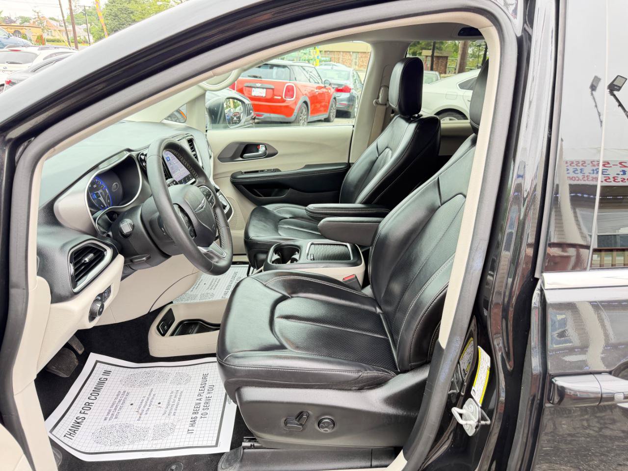 Used 2023 Chrysler Pacifica Touring-L FWD image 12