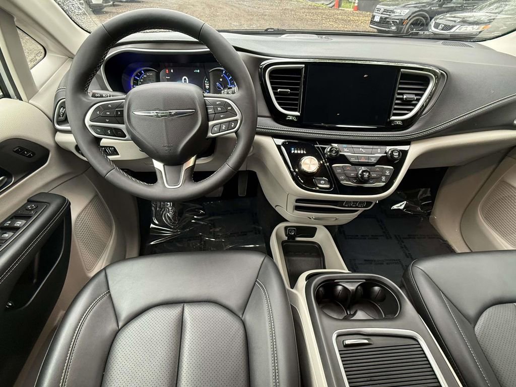 Used 2024 Chrysler Pacifica Select FWD image 14