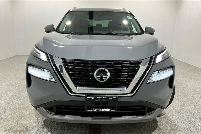 Used 2021 Nissan Rogue SV image 2