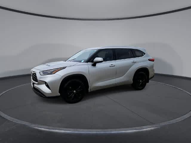 Used 2022 Toyota Highlander XLE AWD/4WD image 4