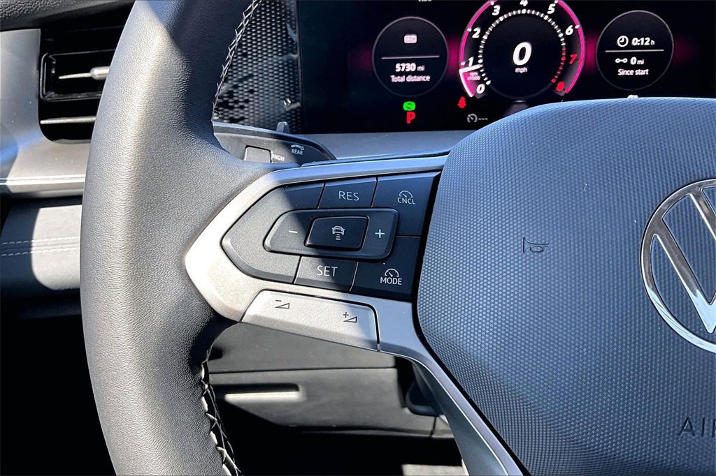 Certified 2025 Volkswagen Tiguan SE image 24