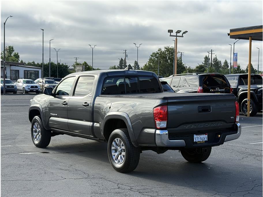 Used 2017 Toyota Tacoma SR5 w/ Tow Package RWD image 4