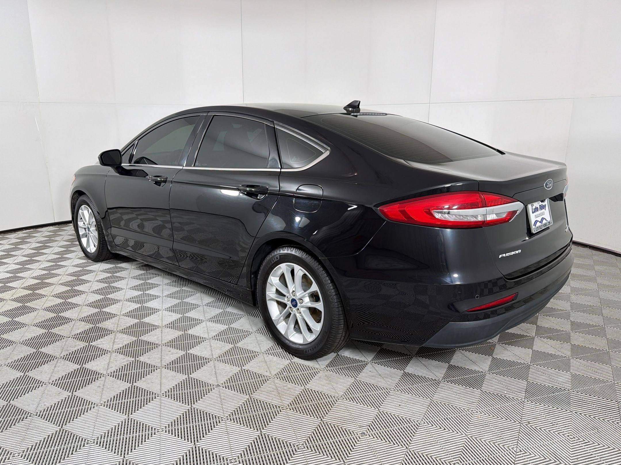 Used 2019 Ford Fusion SE image 3