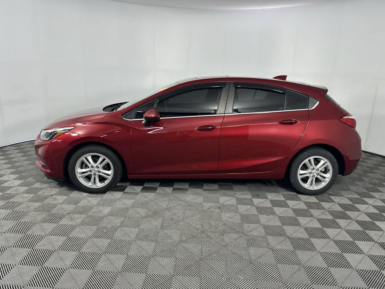 Used 2018 Chevrolet Cruze LT w/ Sun And Sound Package FWD image 5