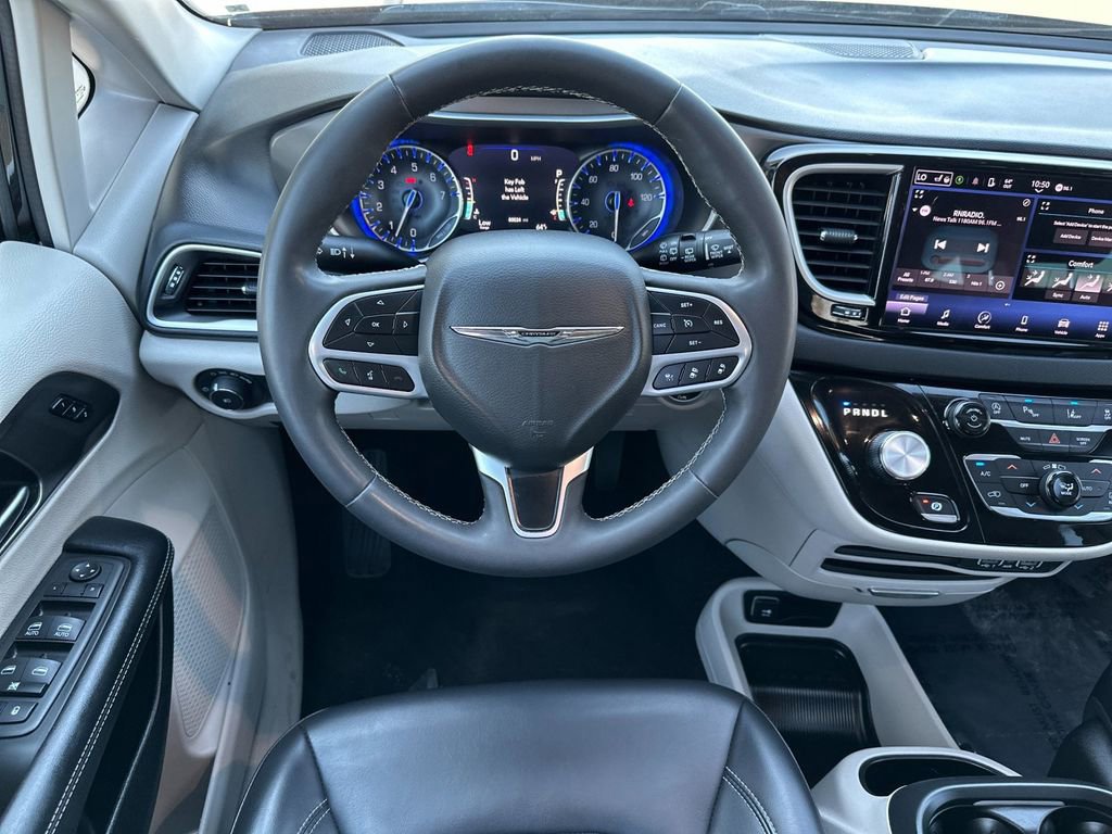 Used 2023 Chrysler Pacifica Touring-L FWD image 13