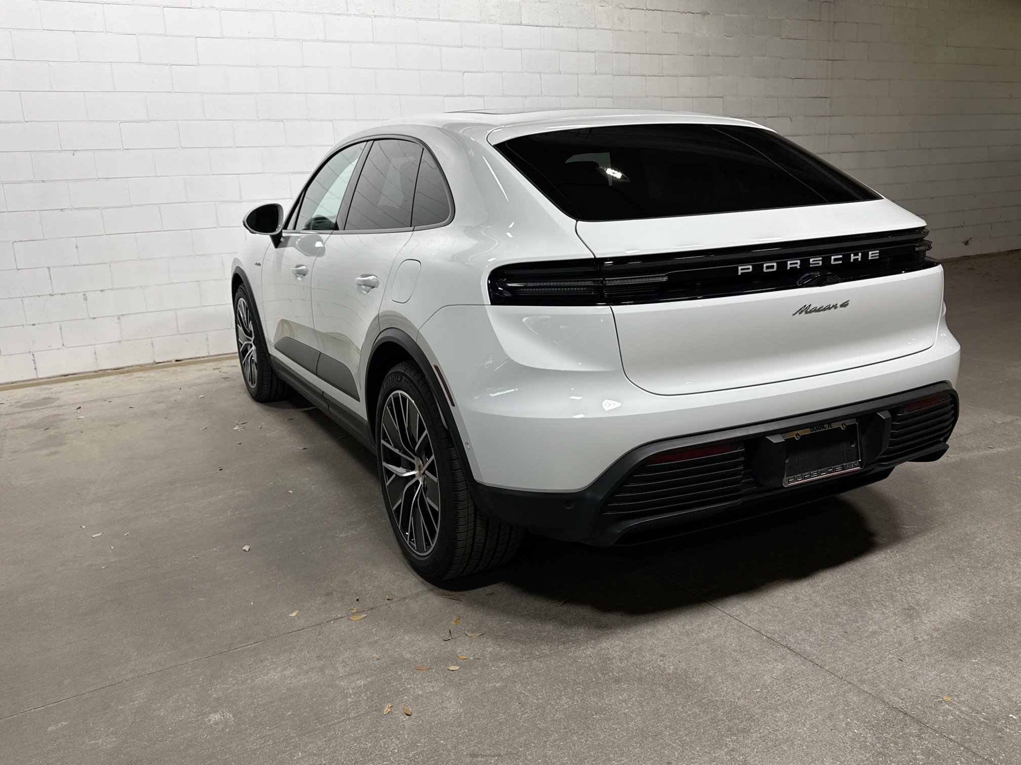 Certified 2025 Porsche Macan 4 Electric image 3