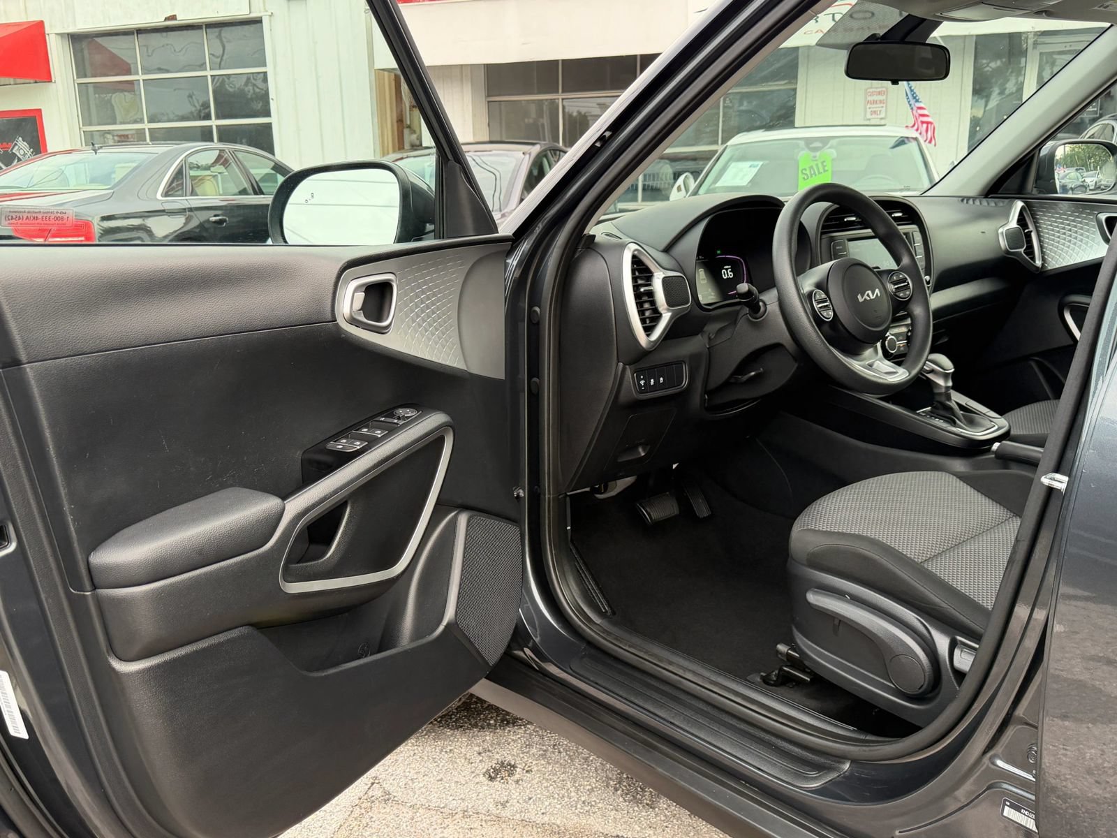 Used 2025 Kia Soul LX w/ LX Technology Package FWD image 9