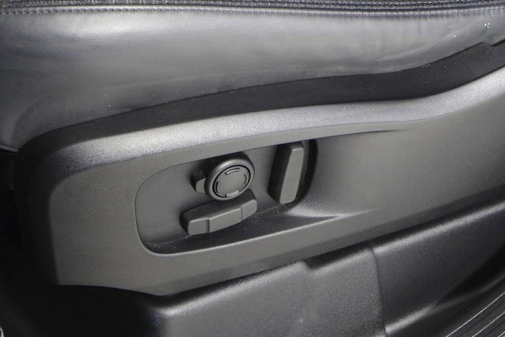 Used 2023 Land Rover Defender 110 X-Dynamic SE image 23