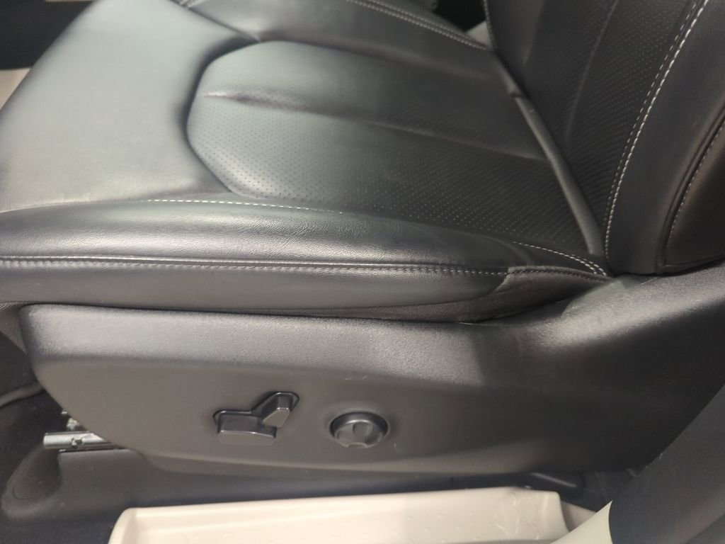 Used 2024 Chrysler Pacifica Touring-L image 13