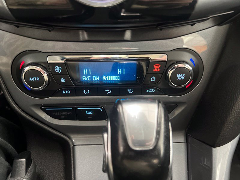 Used 2012 Ford Focus Titanium w/ SEL/Titanium Winter Pkg FWD image 29