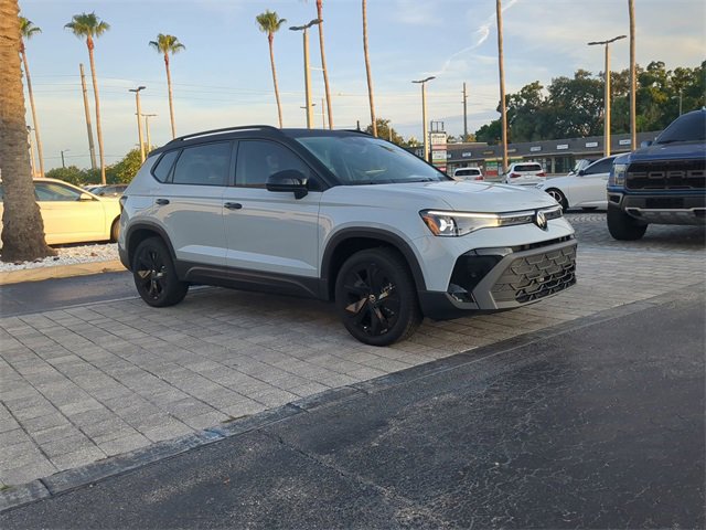 Certified 2025 Volkswagen Taos SE image 2