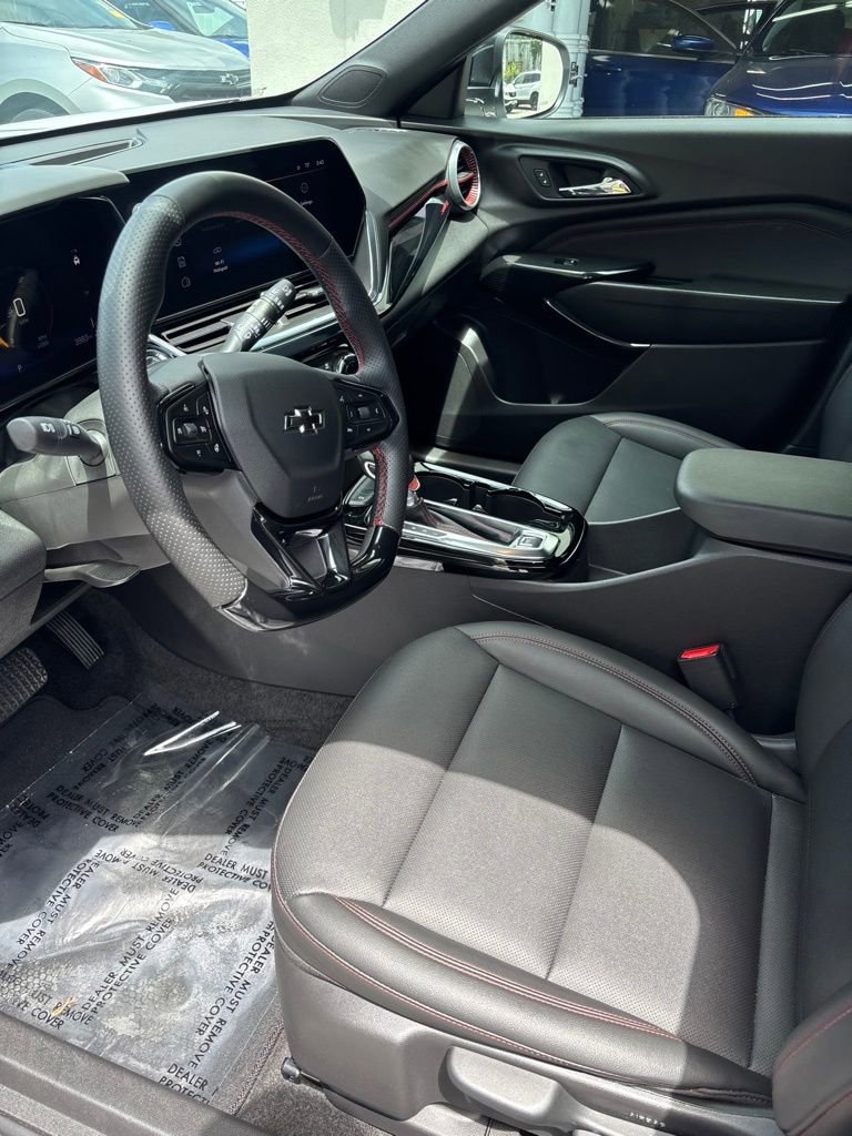 Used 2025 Chevrolet Trax RS FWD image 14