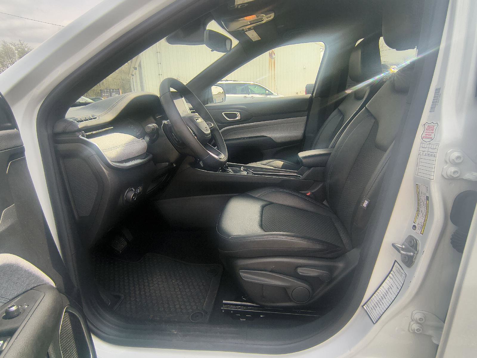 Used 2025 Jeep Compass Latitude AWD/4WD image 13