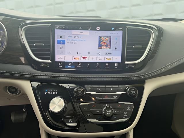 Certified 2024 Chrysler Pacifica Limited image 22