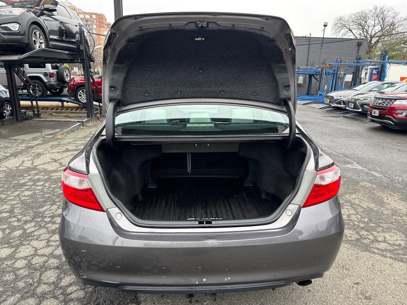 Used 2017 Toyota Camry SE image 29