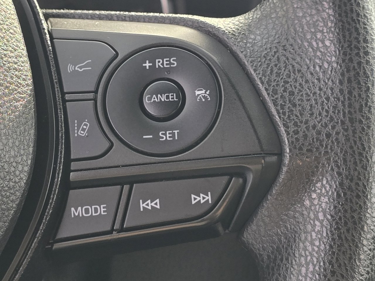 Used 2022 Toyota RAV4 LE image 25