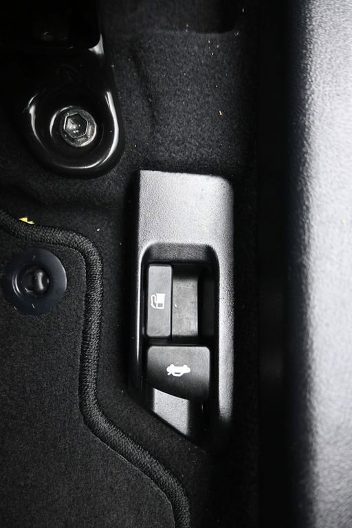 Used 2016 Toyota Camry SE w/ Protection Package (Q2) FWD image 27