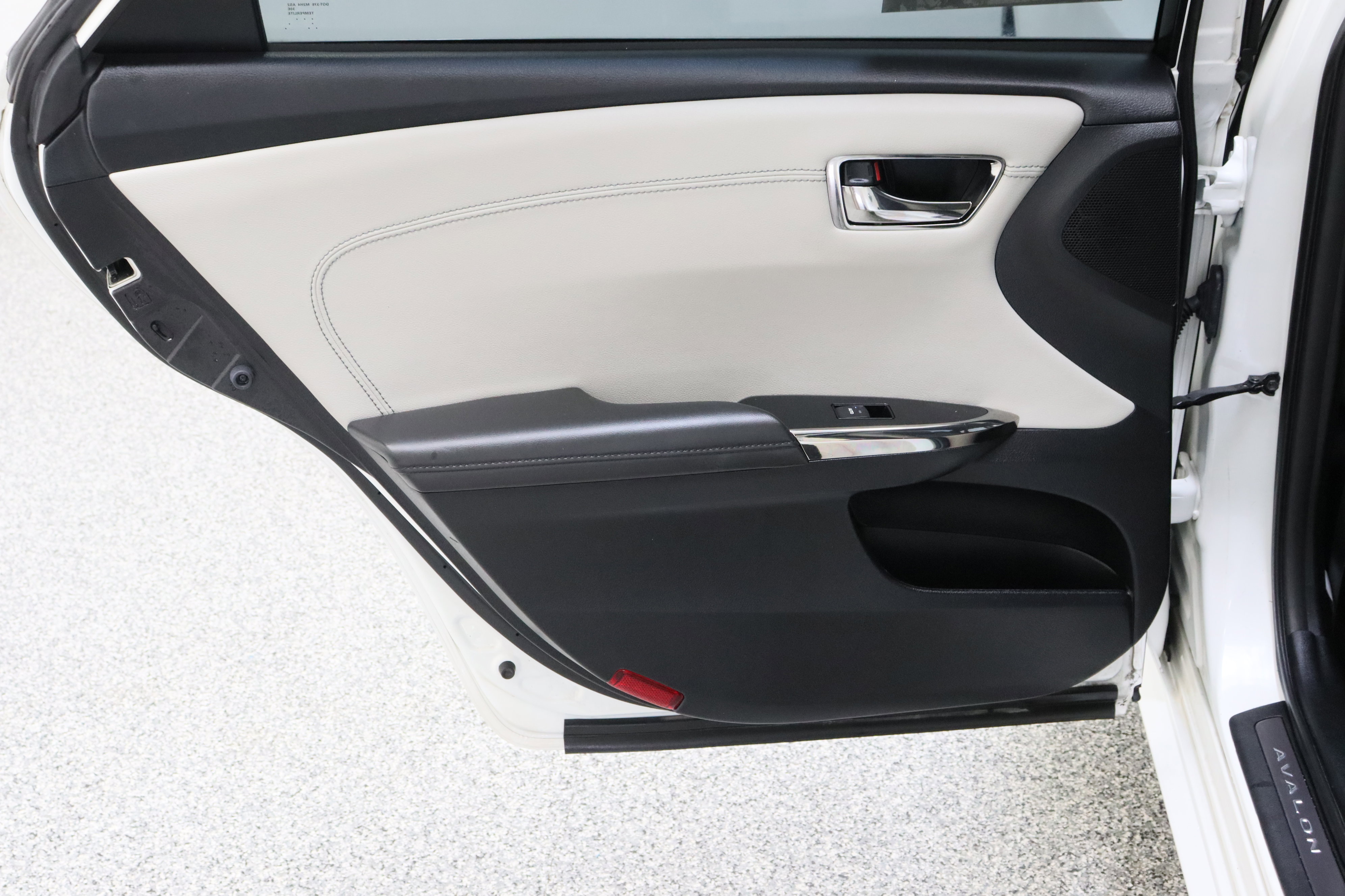 Used 2018 Toyota Avalon Limited FWD image 30
