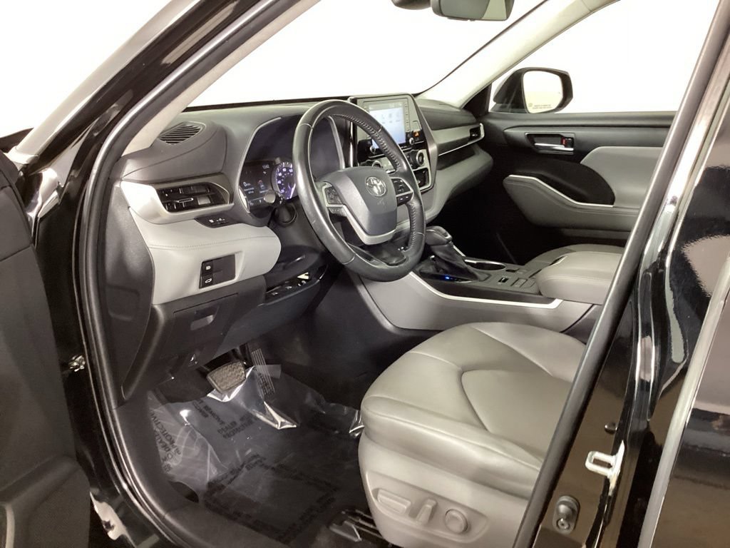 Used 2022 Toyota Highlander XLE AWD/4WD image 31