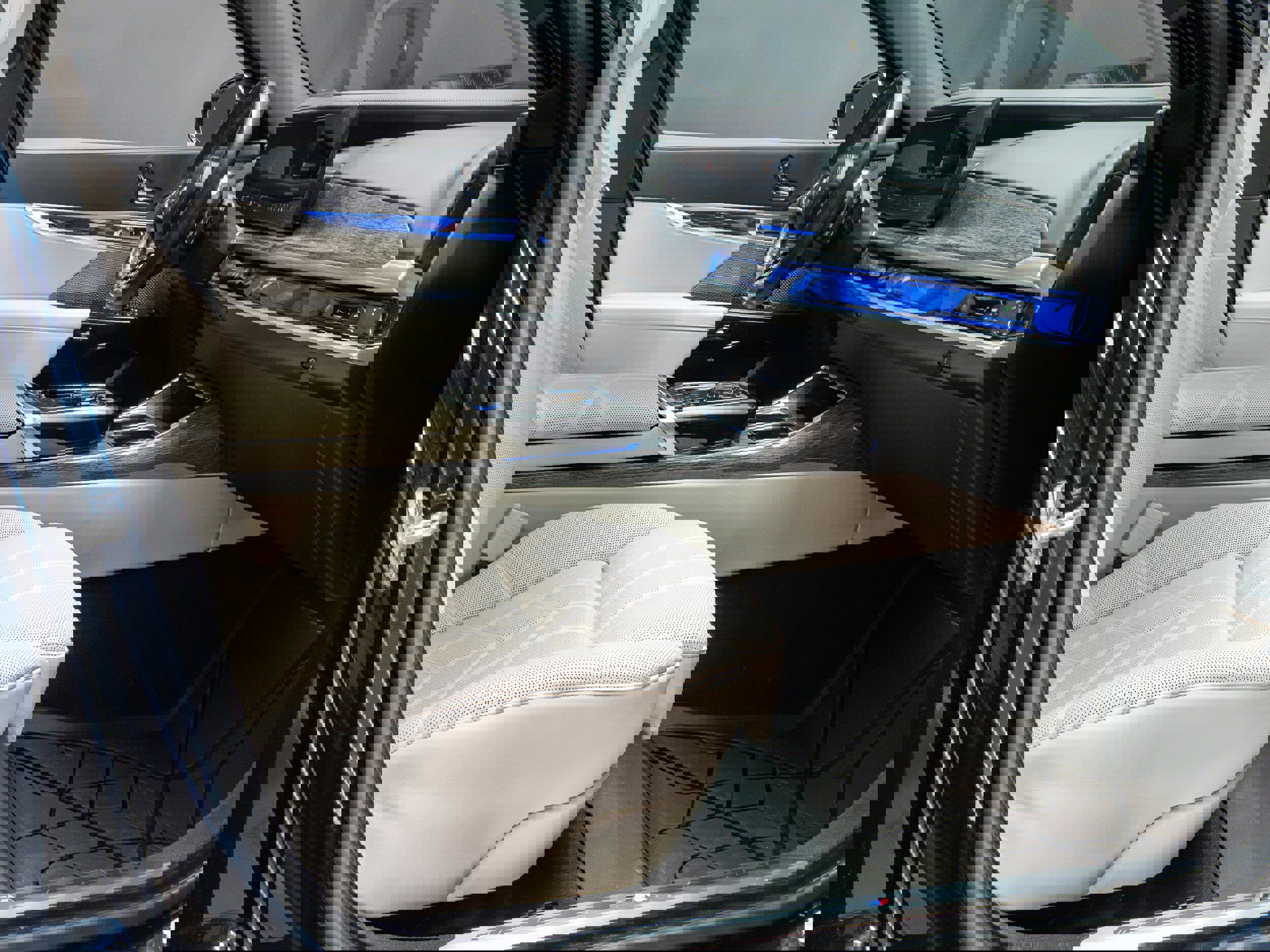 Used 2024 BMW 760i xDrive w/ Executive Package image 28