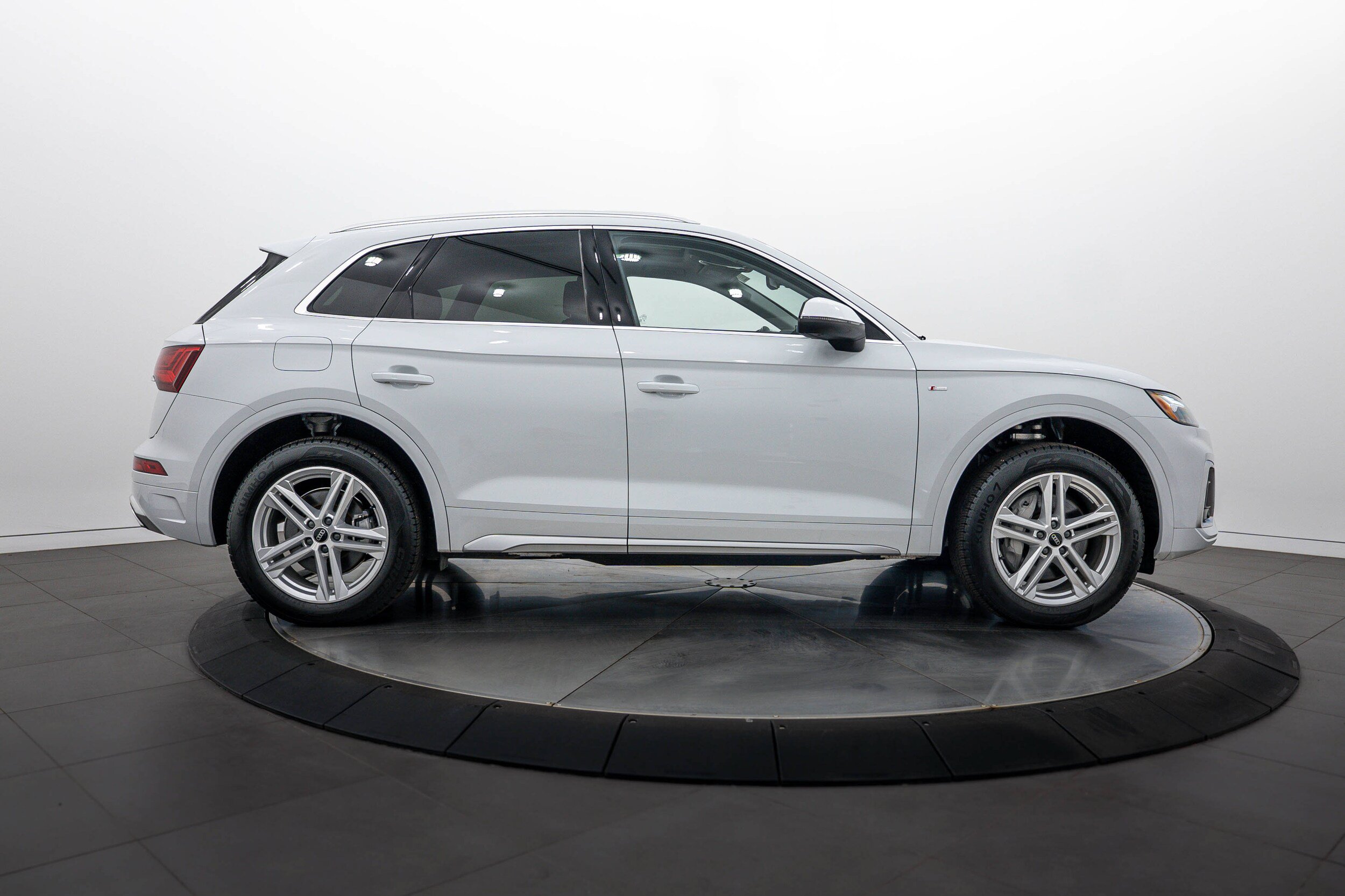 Certified 2025 Audi Q5 e Premium Plus w/ Premium Plus Package AWD/4WD image 3