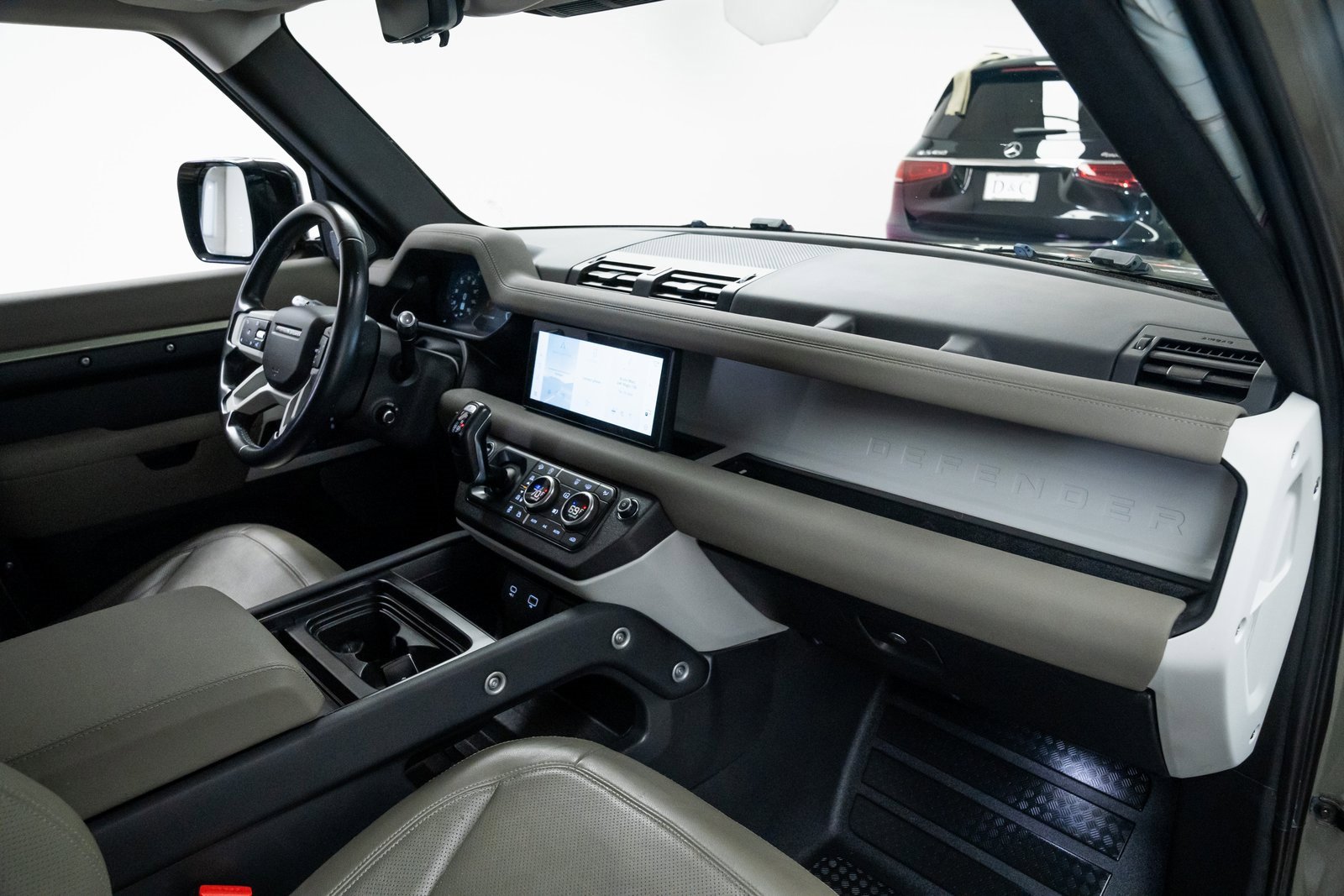 Used 2021 Land Rover Defender 110 SE image 25