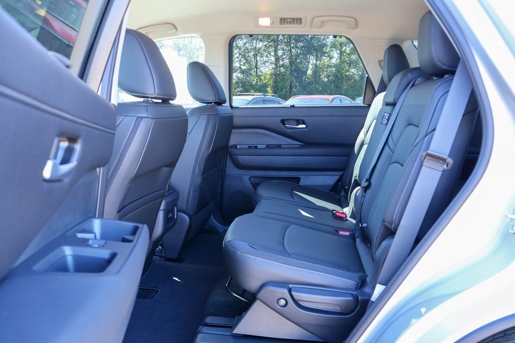 New 2025 Nissan Pathfinder SL image 8