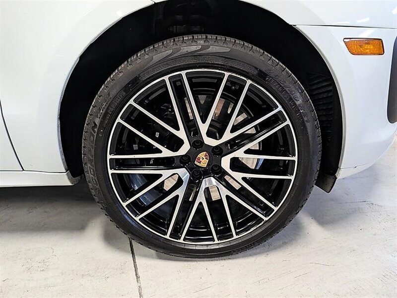 Used 2024 Porsche Macan GTS w/ Sport Chrono Package AWD/4WD image 12