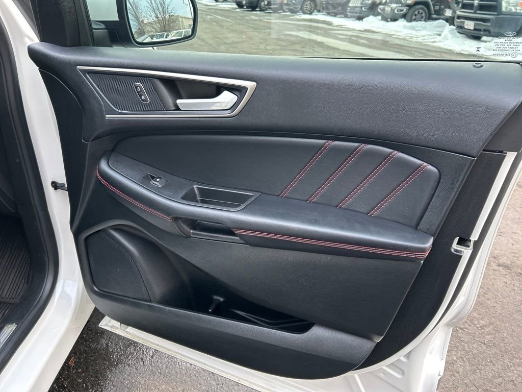 Used 2023 Ford Edge ST-Line w/ Class II Trailer Tow Package image 33