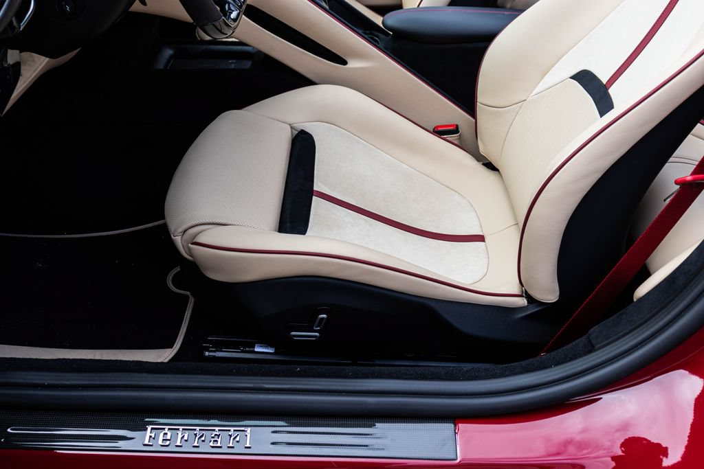 Certified 2025 Ferrari Roma Spider RWD image 40